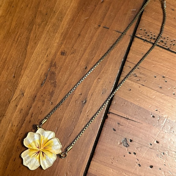 GRANDMA’S JEWELRY. FLOWER NECKLACE. MUST BE BUNDLED (T) - Picture 3 of 4
